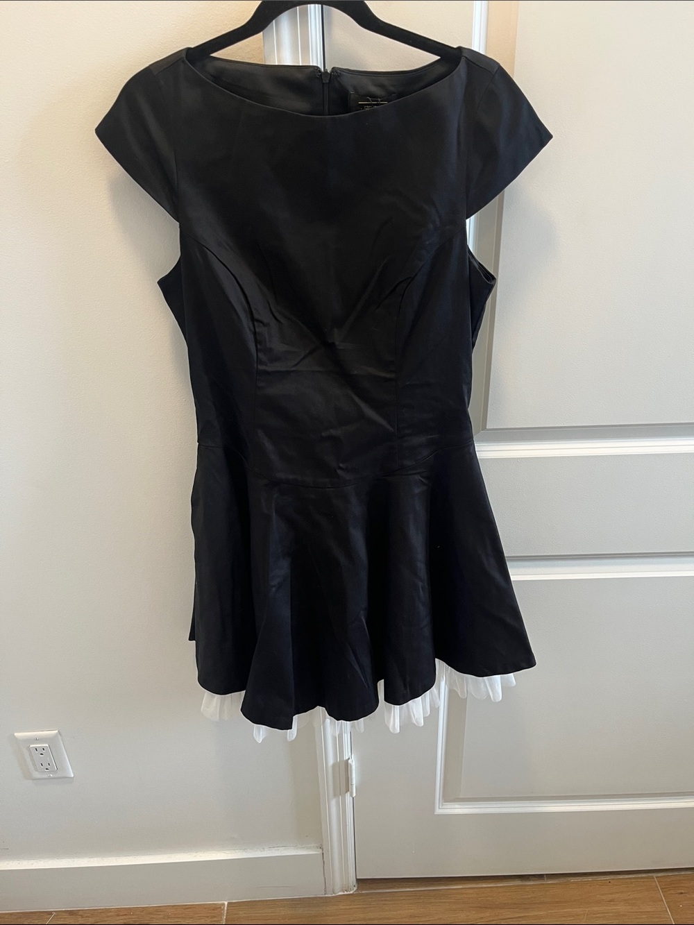 Alexia Admor Black Fit-and-Flare Tunic Top with Pleated Hem